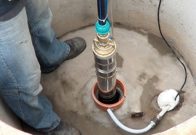 На какую глубину опускать насос в скважину